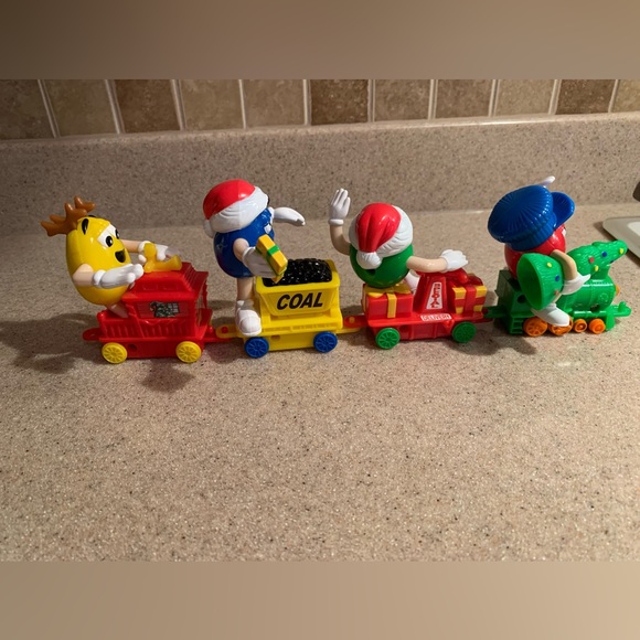 NEVER BEEN DISPLAYED M&M train four piece set of figurines - Picture 3 of 3